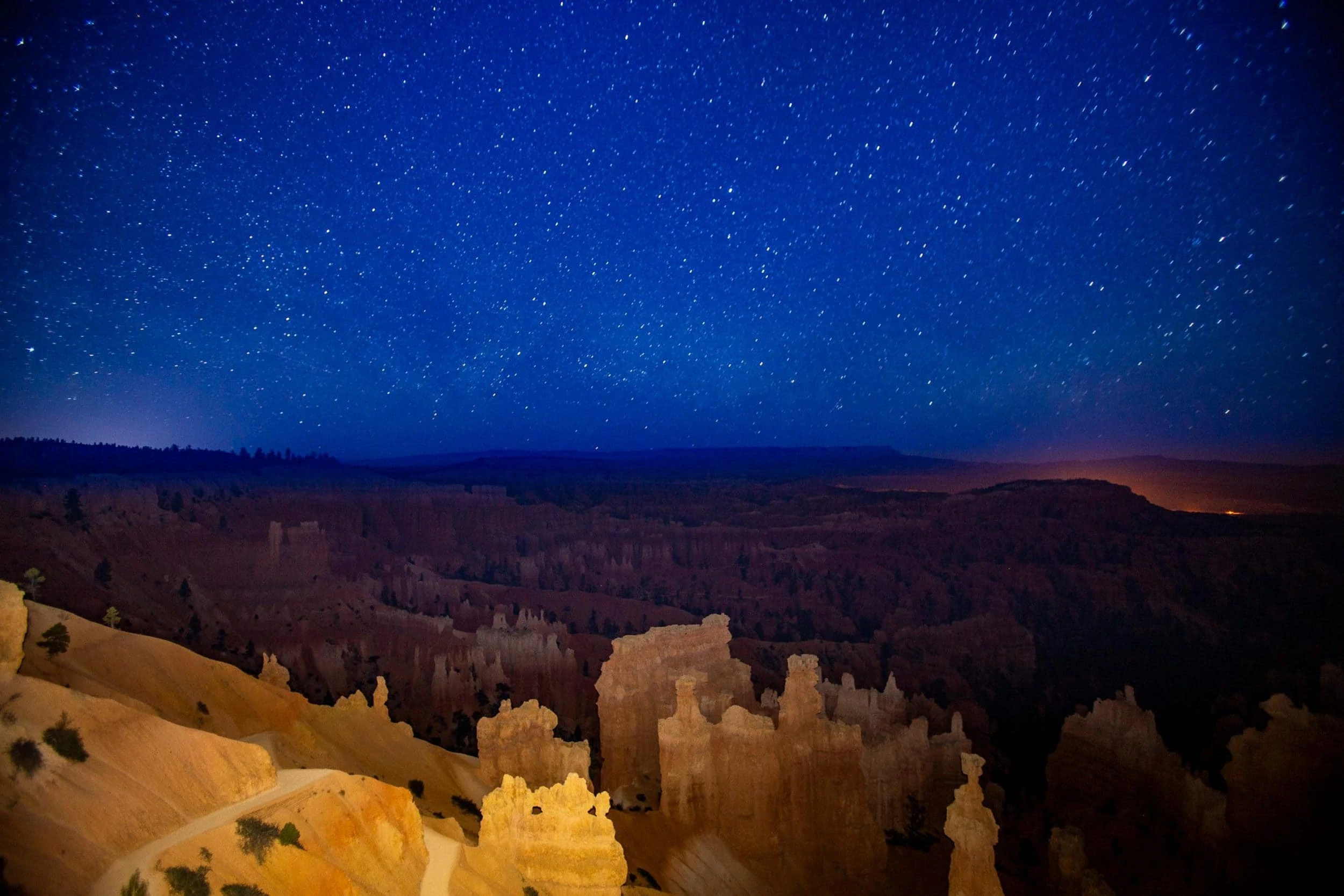 A night photo of the stars over Bryce Canyon's amphitheater location.