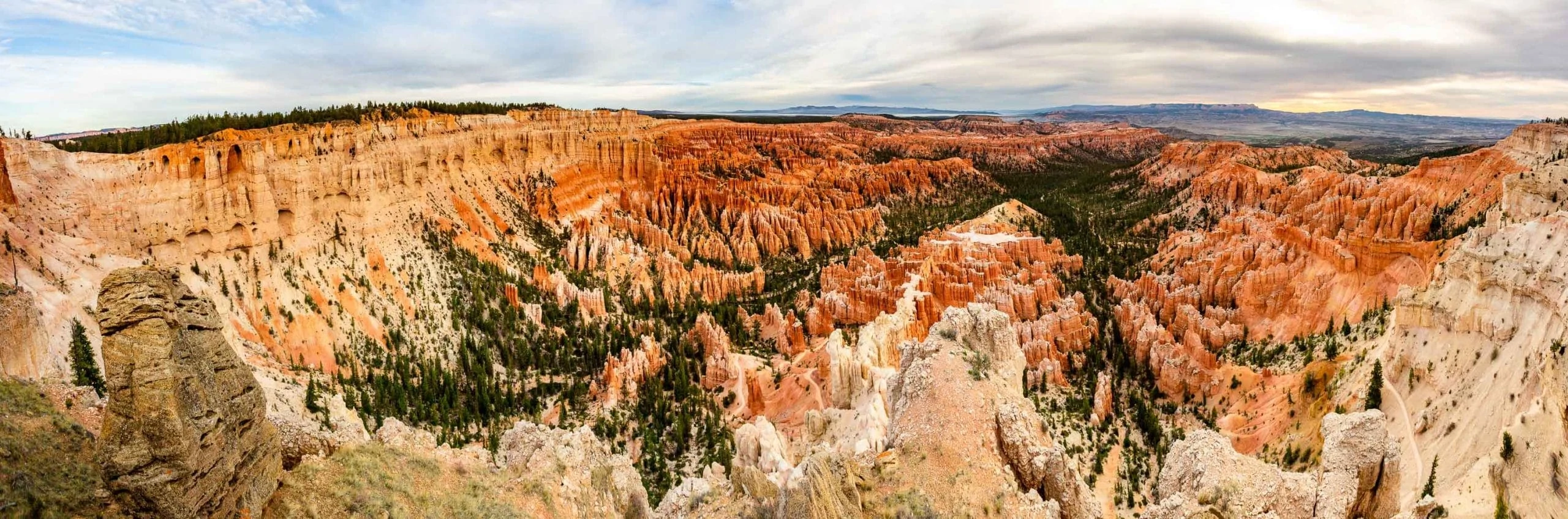 A wide angle photo of the view at Bryce Point