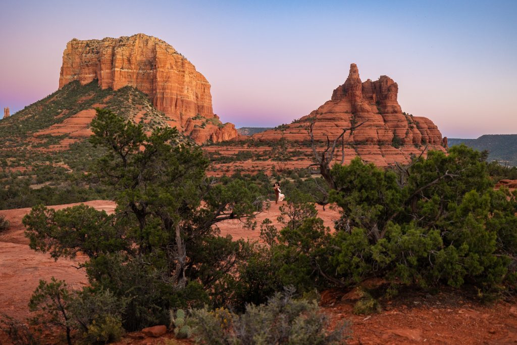A view of Sedona, Arizona at sunset where you can plan an adventurous elopement. 