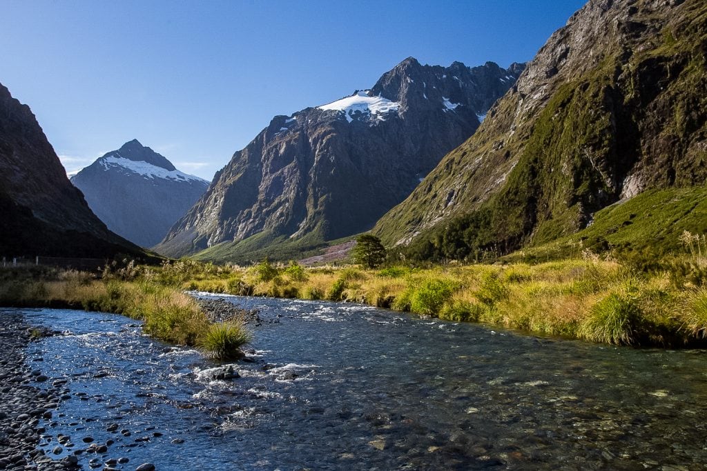 A glacial draw with big mountain peaks on the road to Milford Sound.